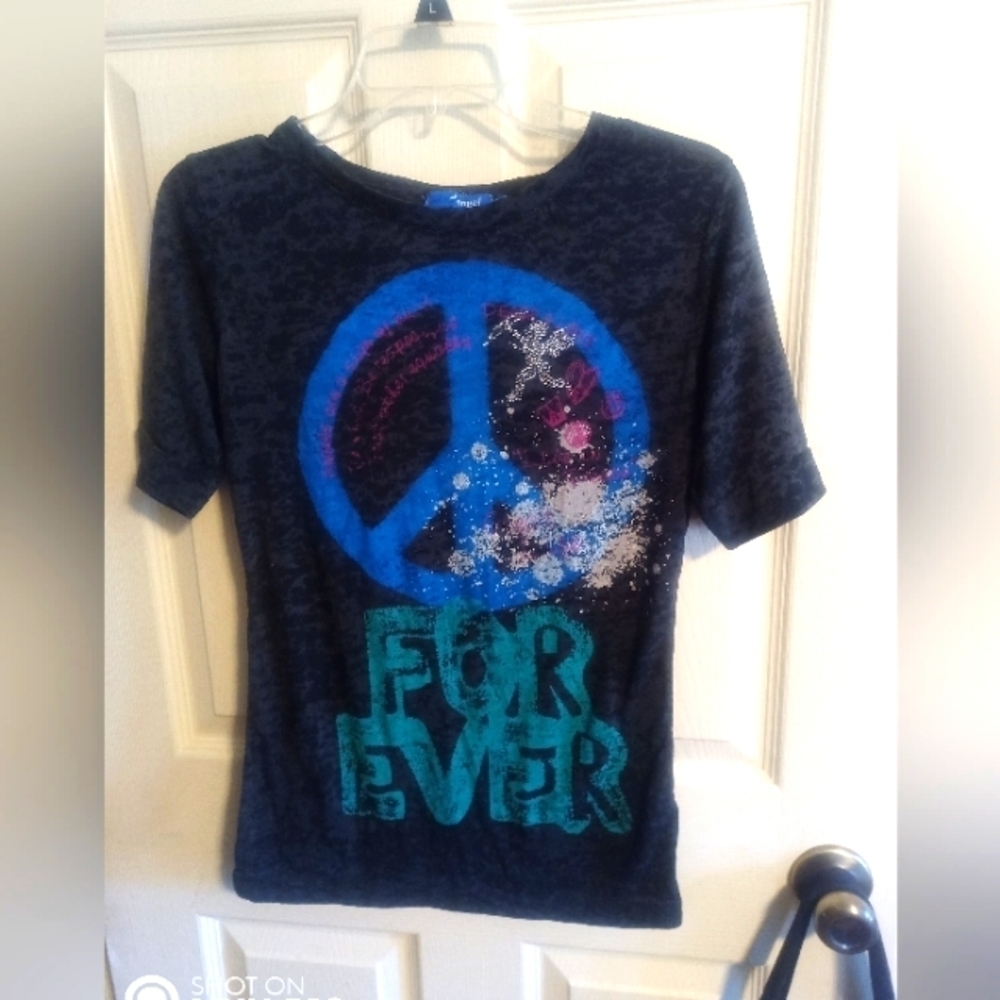 Size Medium Like An Angel Peace Sign T-shirt